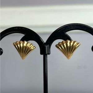Vintage gold tone fan shell lightweight stud earrings